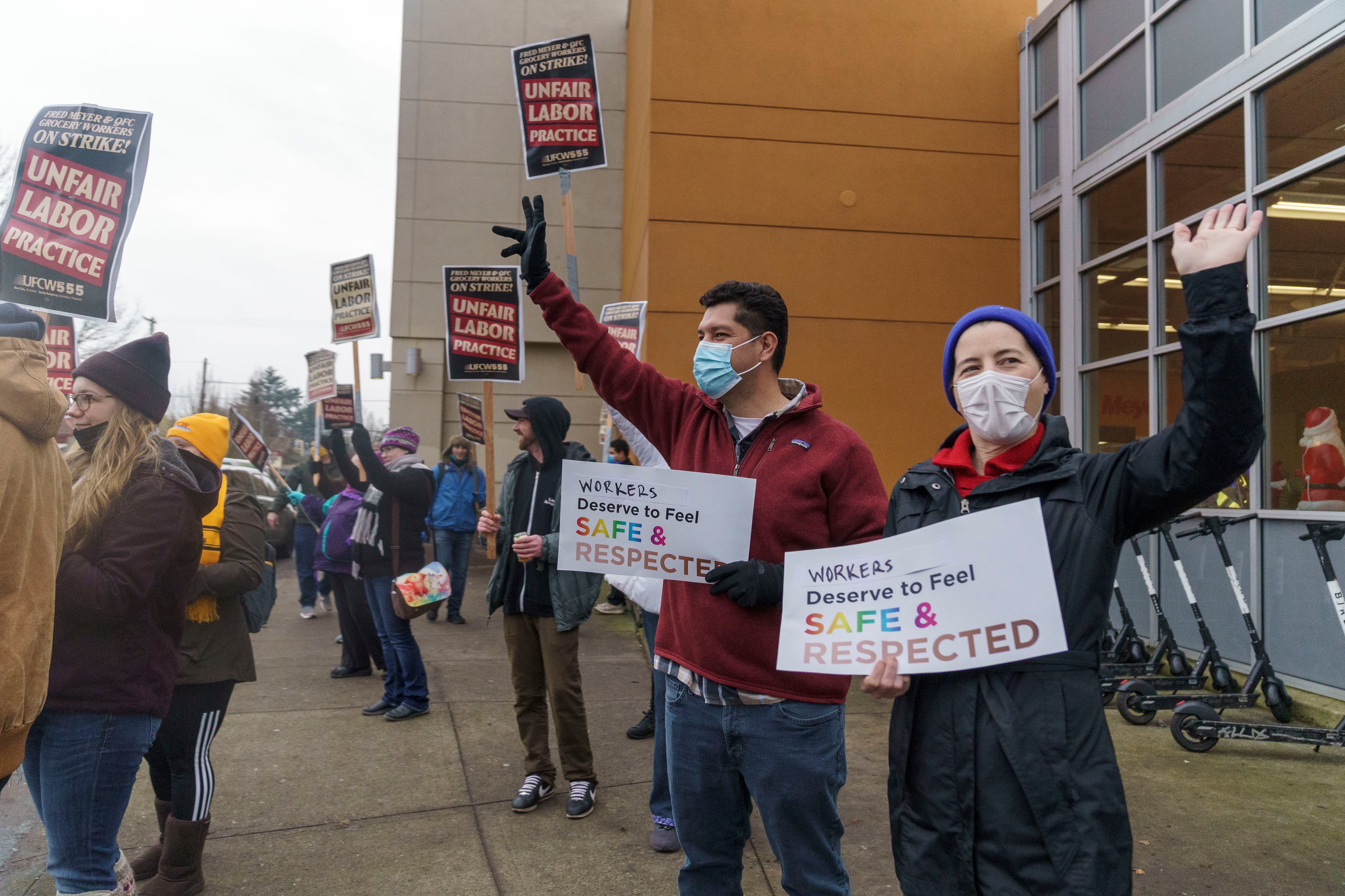 Union grocery workers reach tentative agreement, ending strike at