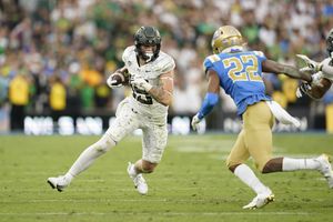 Oregon's Kayvon Thibodeaux provides problem for UCLA's Dorian